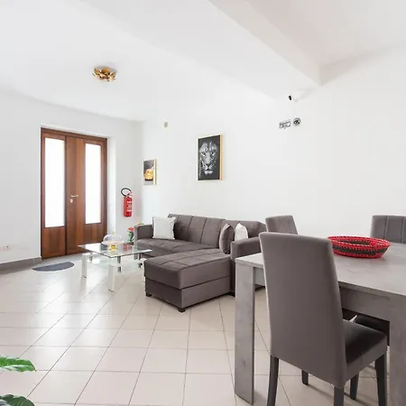 Guest house Black & White 4*