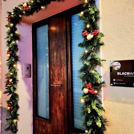 بيت ضيافة Black & White كالياري