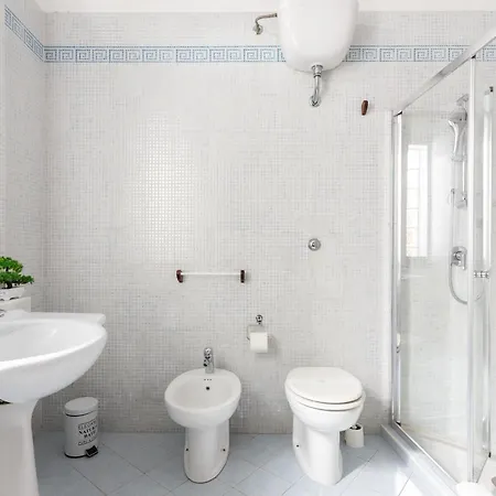 بيت ضيافة Black & White كالياري