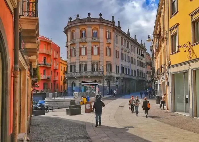 Black & White Konukevi 4*