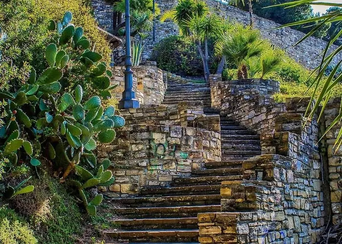 Black & White Konukevi 4*