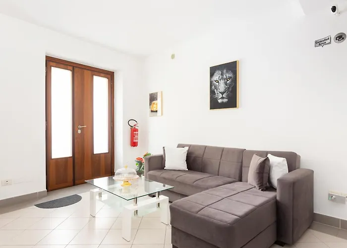 ゲストハウス Black & White 4*